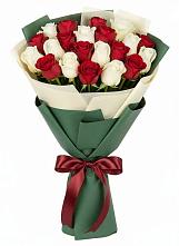 Букет Микс из красных и белых роз в Городище