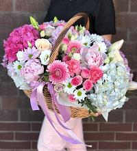 Композиция солнечный день в Городище Цветочная композиция из Розы, Хризантемы, Пионы и Лизиантусы в корзине в Городище