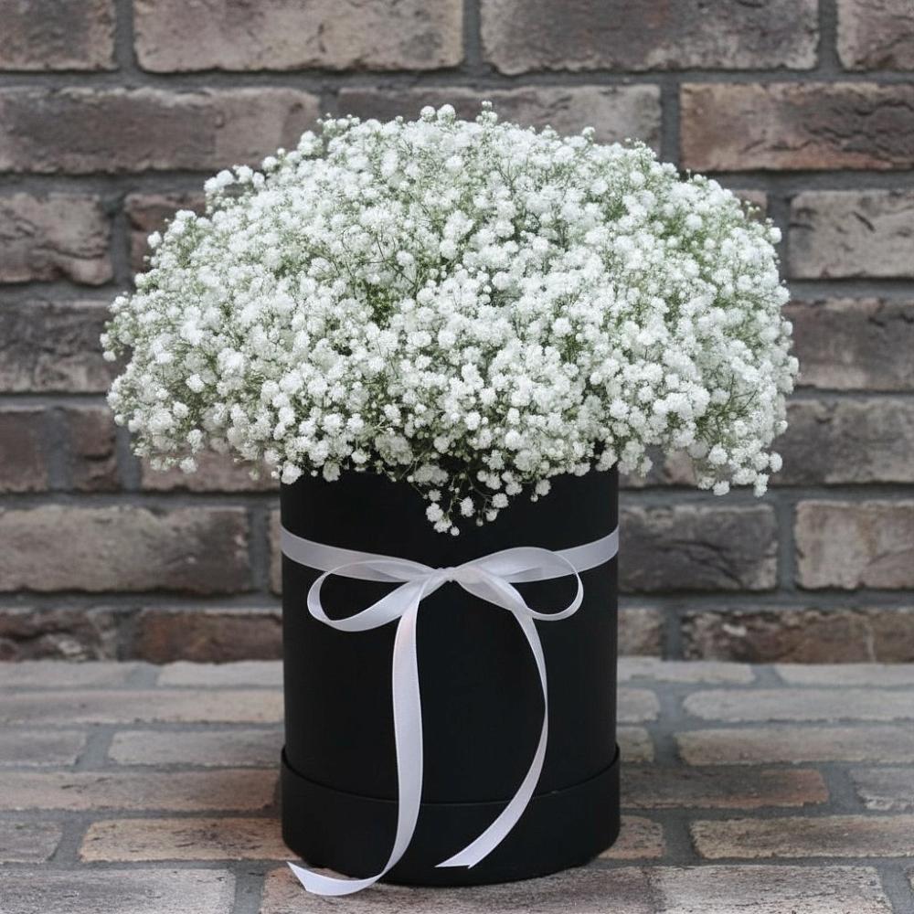 Цветочная композиция из Гипсофила в шляпной коробке в Городище