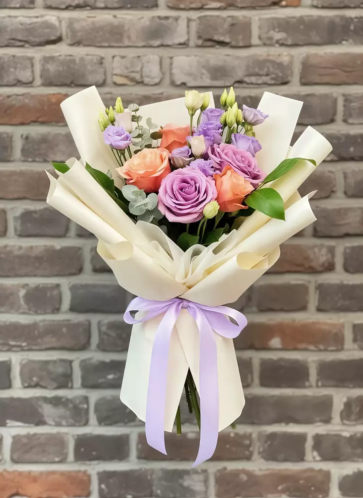 Букет цветов из: Лизиантусы и Розы в Городище