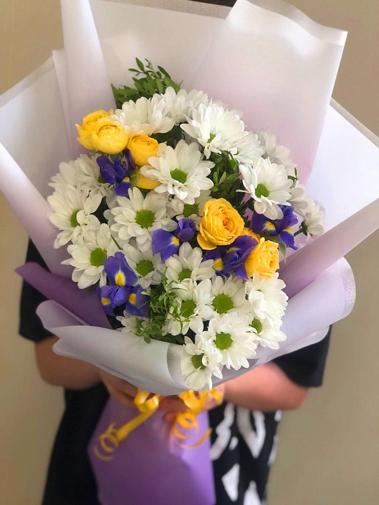 Букет цветов из: Ирисы, Хризантемы и Розы в Городище