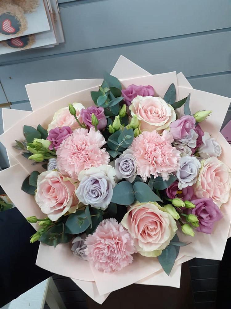 Букет цветов из: Розы, Гвоздики и Лизиантусы в Городище